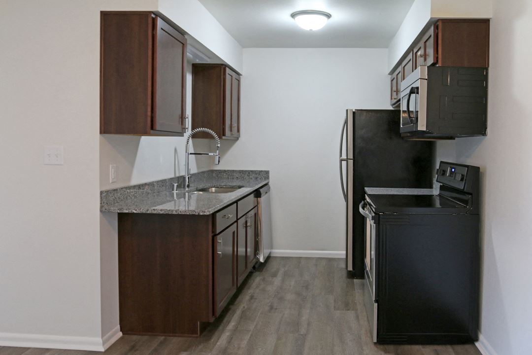 Lake Pointe Apartment Homes photo